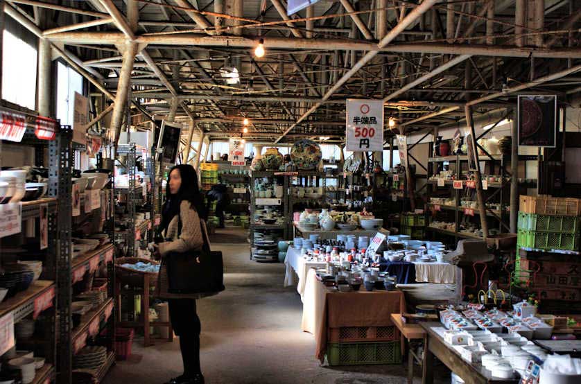Hunting for porcelain bargains is a very popular activity in Arita.