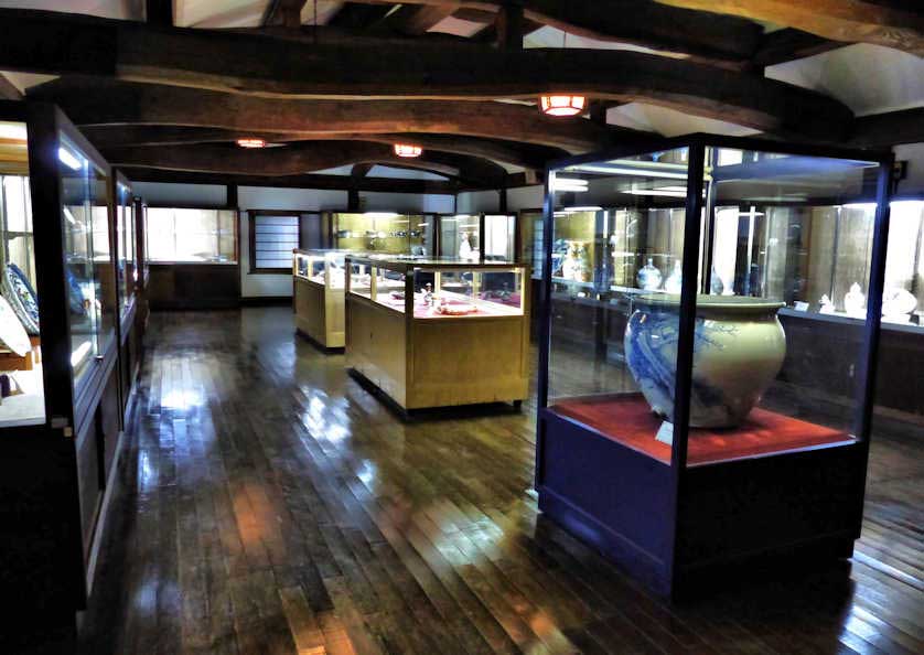 The Aritatoji Museum has a small but high quality display of historical pieces.