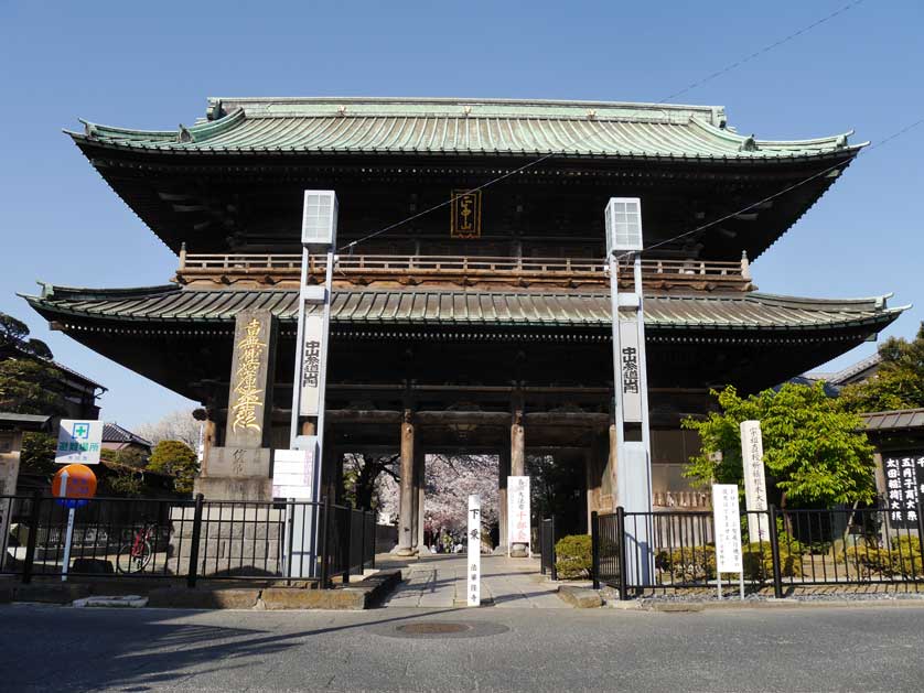 Niomon Gate, built in 1927.