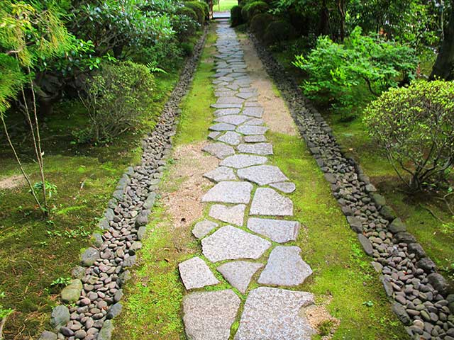 Urakuen Garden path, Inuyama.
