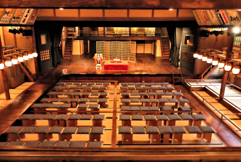 Eirakukan in Izushi , the oldest kabuki theater in the region.