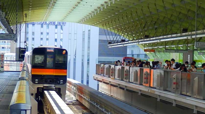Monorail train at Tachikawa Kita Station, Tokyo.