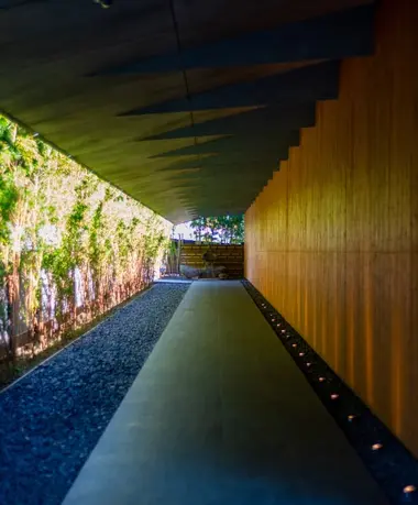 Covered path along the side of the Nezu Museum