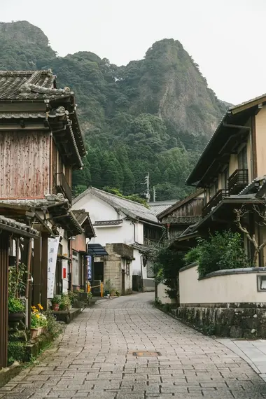 Rue du village d'Okawachiyama avec vue sur les montagnes à l'arrière-plan