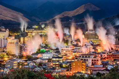 Popular destination for the Japanese, Beppu, the resort with thousands of thermal springs welcomes visitors who come to bask in volcanic waters all year round.