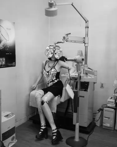 Femme assise sur une chaise d'ophtalmologue 