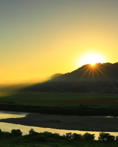 Lever de soleil à Hiraizumi, avec reflet de la montagne sur l'eau