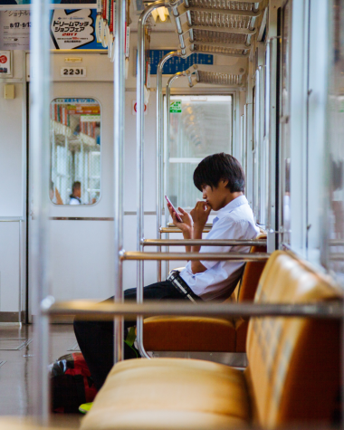 Homme assis dans un métro 