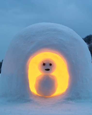 Bonhomme de neige dans un igloo