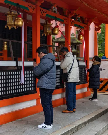 Locaux qui prient devant un temple 