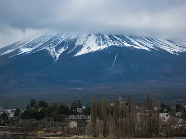 Mont Fuji caché derrière les nuages