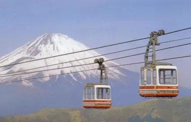 Le funitel de Hakone avant sa rénovation, avec en fond le Mont Fuji