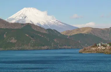 Le lac Ashi et le mont Fuji vus depuis la « Sorin Plaza » dans le parc Onshi Hakone 