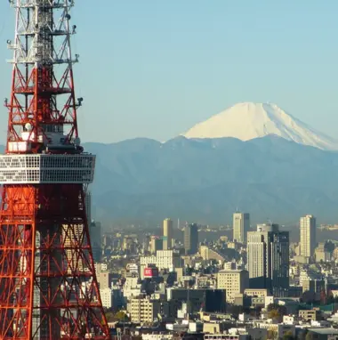 La tour de Tokyo avec le mont Fuji visible au loin