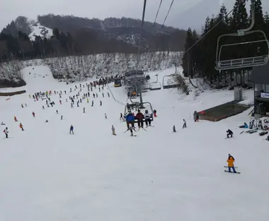 Télésièges de la station de ski de Naeba