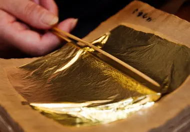 Travail de la feuille d'or à Kanazawa. 