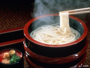Les sanuki udon, nouilles épaisses plongées dans un bouillon chaud sont fabriquées à partir d'une variété de blé cultivée près de Takamatsu.
