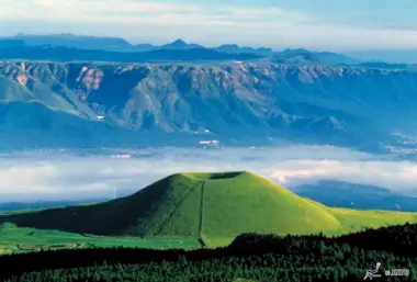 Le Komazuke ou "motte de riz", célèbre sommet du massif d'Aso (Kyushu).