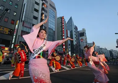 Le défilé d'ouverture de l'Ueno Natsu Matsuri dure en moyen deux heures et demie.