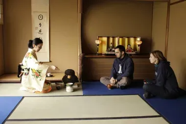 Disfruta de la ceremonia del té en esta auténtica casa japonesa. 