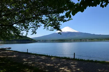 Promenade le long du lac sur la rive nord