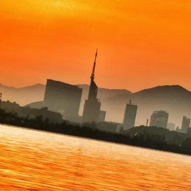 La Fukuoka Tower dans les couleurs de l'aube.