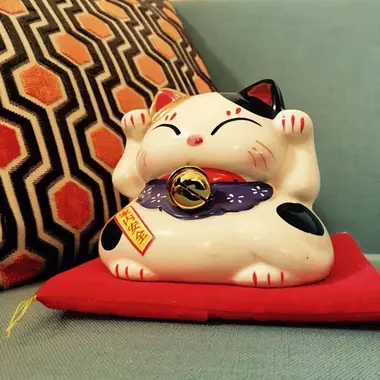 Le plus puissant des maneki-neko : le chat tricolore aux deux pattes levées
