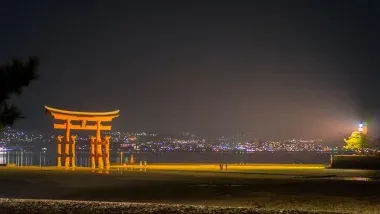 Le torii du sanctuaire d'Itsukushima à Miyajima, vu de nuit