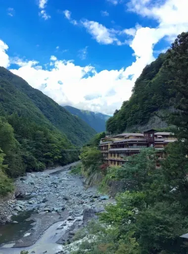 Le Nishiyama onsen keiunkan vous laisse le loisir d'observer les gorges Hayakawa et Yukuma