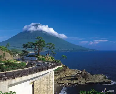 Une route au pied du mont Kaimondake, sur l'île de Kyushu