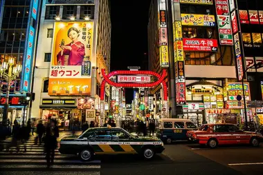 Le quartier de Shinjuku (Kabukicho) à Tokyo de nuit