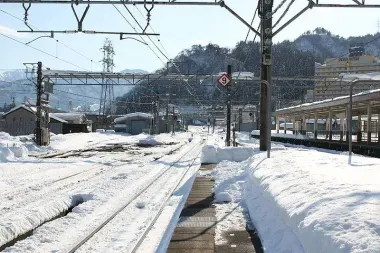 La gare d'Echigo-Yuzawa, qui apparaît dans le premier chapitre de Pays de neige