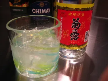 De l'alcool Awamori issu des îles Miyako, Okinawa