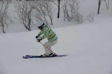 Skieur dévalant une piste à Nozawa onsen (Nagano)