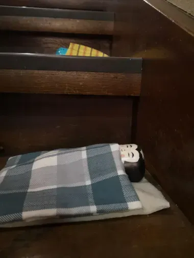 Des petites Kokeshi dorment le long de l'escalier