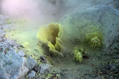 Bouche de soufre du volcan Iô-zan