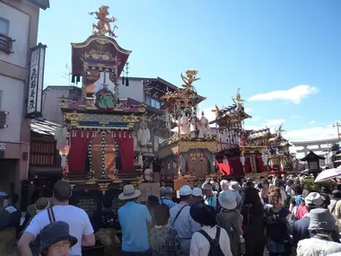 Desfile de carrozas durante el Takayama Matsuri en octubre
