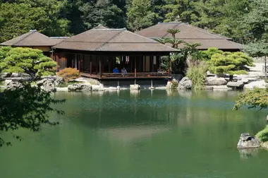 Ritsurin en Takamatsu es un jardín de paisaje prestado shakkei