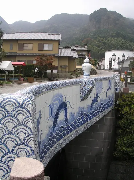 Pont du village d'Okawachiyama en porcelaine "Nabeshima -yaki"