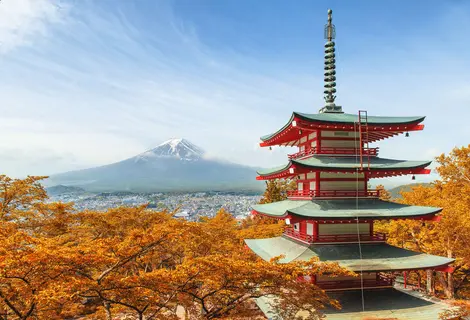 Monte Fuji dalla pagoda Kawaguchiko nella stagione autunnale