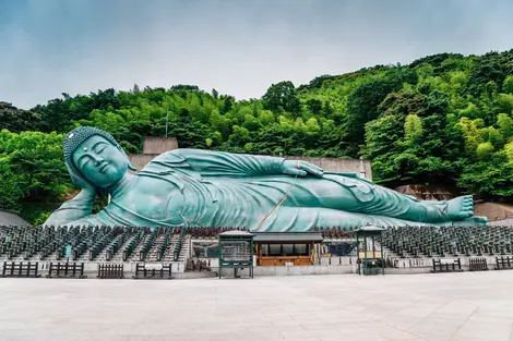 Il Tempio di Nanzo-in, a 25 minuti da Fukuoka, attrae pellegrini che vengono a vedere il Buddha sdraiato