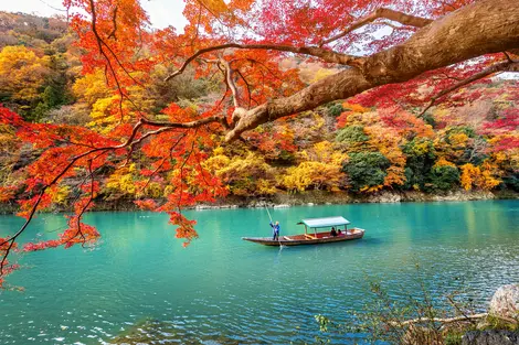 Río en Arashiyama durante el otoño: famoso sitio turístico para visitar en Kioto