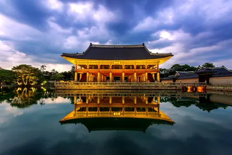 Visit Seoul, South Korea capital city and its royal palace