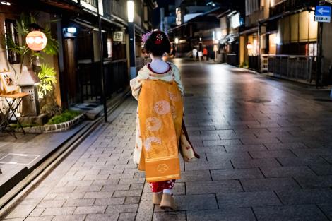 Une geisha dans les rues de Gion, le quartier traditionnel de Kyoto