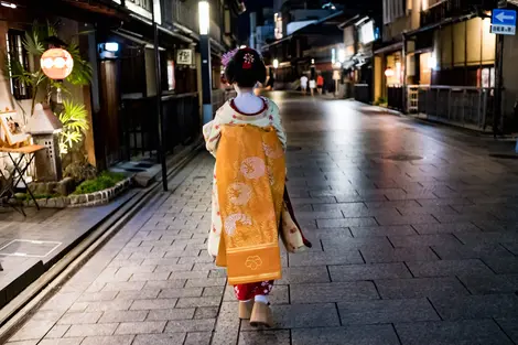 Una geisha en las calles de Gion, el distrito tradicional de Kioto