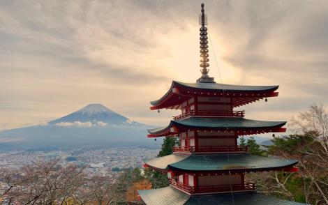 Monte Fuji dalla pagoda Kawaguchiko al tramonto