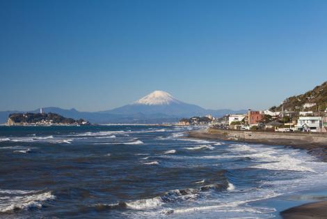 Monte Fuji desde la playa de Enoshima en la costa de Kamakura, cerca de Tokio