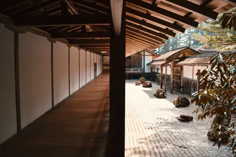 Giardino Zen e engawa in un tempio Koyasan