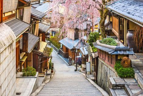 Alte Straßen in Gion, traditionelles Kyoto-Viertel: ein Muss bei einem Besuch in Kyoto