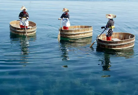 Embarquez sur un petit bateau traditionnel de pêcheurs dans les eaux turquoise de la baie d'Ogi